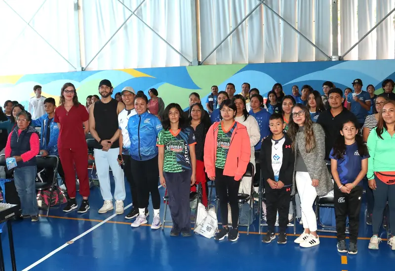 El nadador olímpico Miguel de Lara junto a un grupo de nadadores y entrenadores durante la clínica de natación que impartió en Oaxaca.