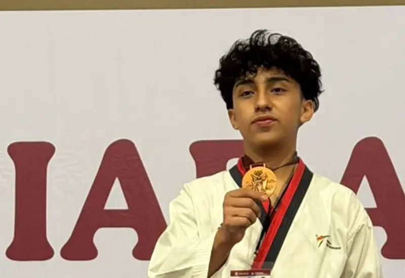 El atleta Miguel Joaquín López Barenca posa en el podio de ganadores durante la premiación de la etapa estatal de taekwondo.