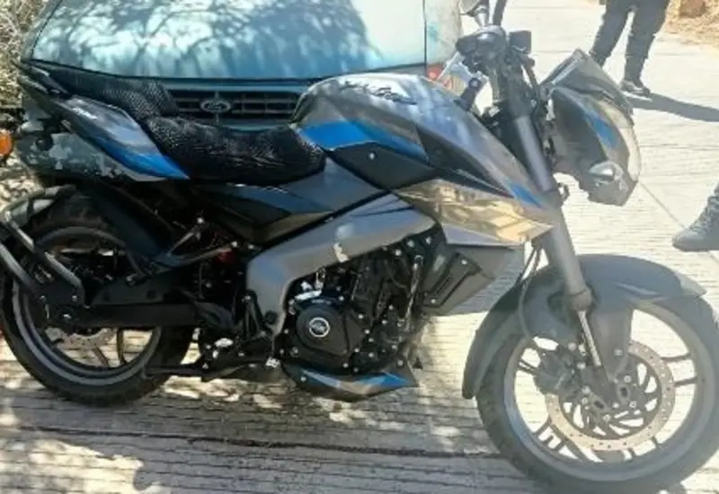 La motocicleta marca Bajaj que fue asegurada en San Juan Chapultepec por las autoridades, tras ser recuperada por contar con reporte de robo.
