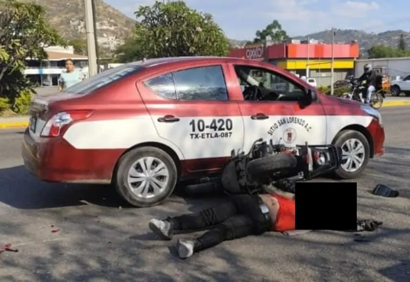 Escena del fatal accidente en San Jacinto Amilpas, donde el motociclista José Enrique falleció al impactarse contra un tracto camión.