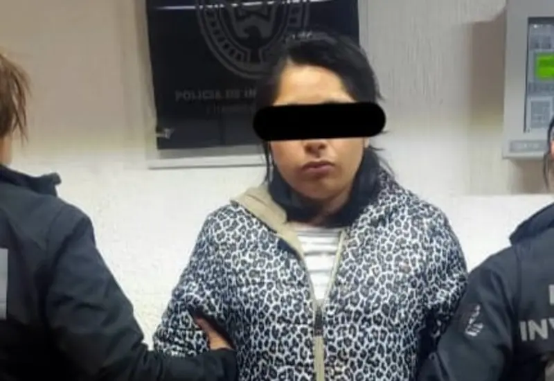 La mujer acusada de raptar a su hijo es trasladada por autoridades a la Sierra Mazateca para ser puesta a disposición judicial.