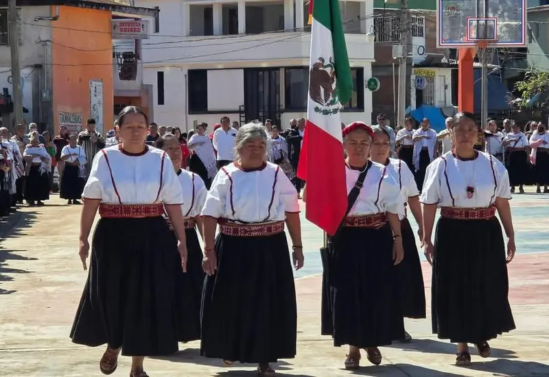 Un grupo de las 28 mujeres indígenas elegidas como presidentas municipales posan juntas para una fotografía durante la ceremonia de su nombramiento.