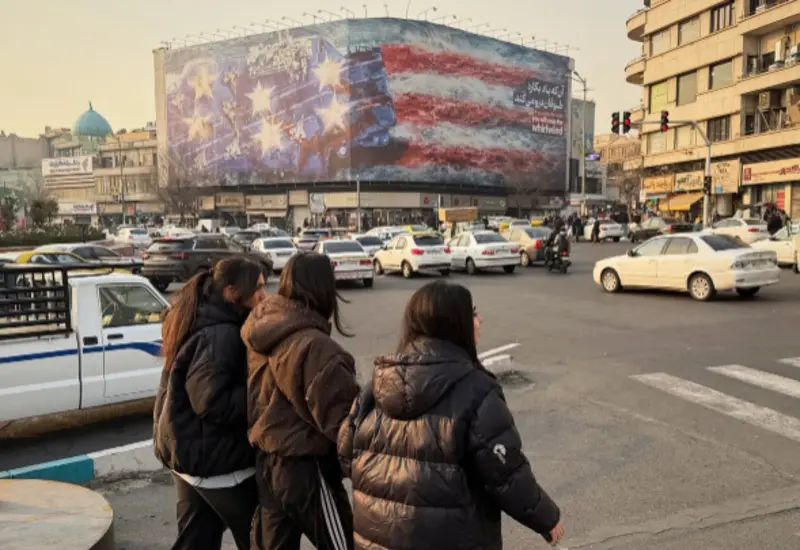 El imponente mural ubicado en la Plaza Enghelab en Irán, el cual contiene un mensaje de desafío hacia Estados Unidos.