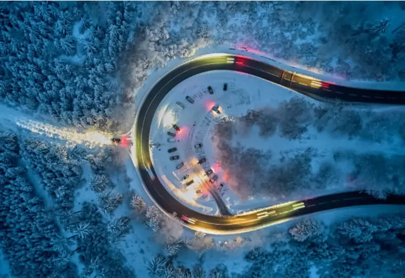 El aeropuerto de Fráncfort en Alemania se ve afectado por una fuerte nevada, causando la cancelación de vuelos tras alertas meteorológicas.