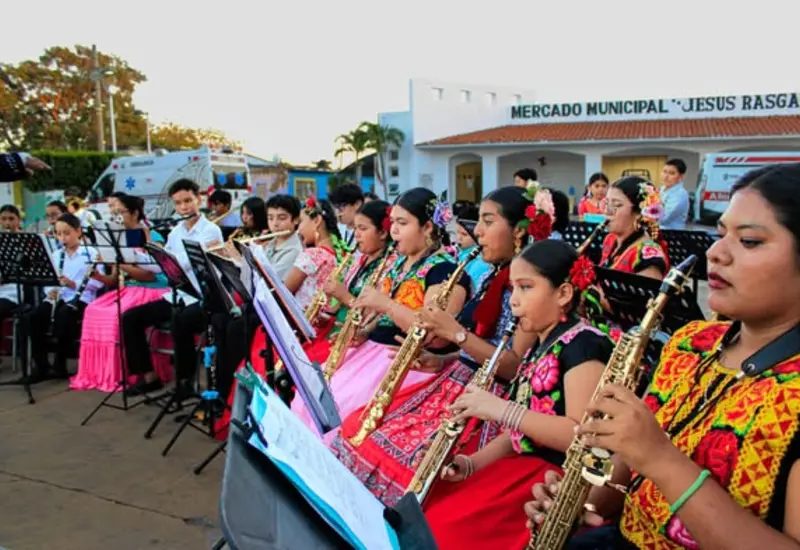 Niñas y niños de los talleres de zapoteco y marimba participan en el homenaje por el 119 aniversario del natalicio de 'Chu' Rasgado.