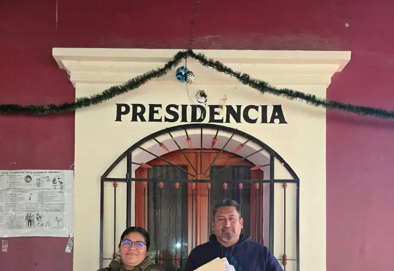 La nueva autoridad municipal de San Miguel Chimalapa durante la ceremonia de transmisión de poderes que transcurrió sin contratiempos en la comunidad.