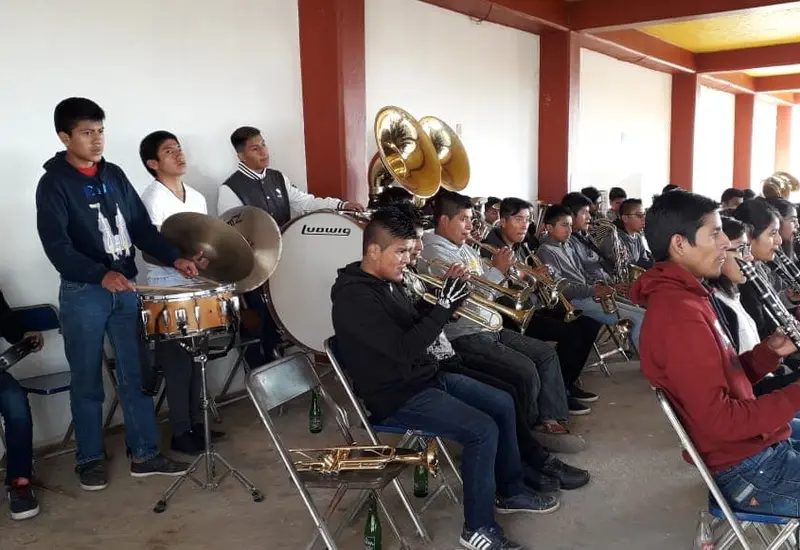 La nueva generación de la escuela de música de Nativitas Coatlán posa para una foto bajo la dirección de su maestro Rodrigo Sánchez Martínez.