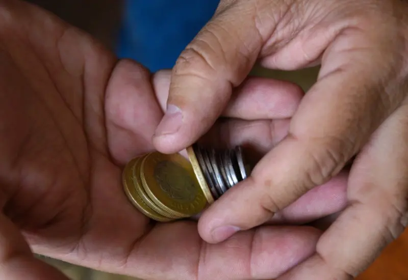 Una fotografía que muestra los nuevos diseños de las monedas de 10 y 20 pesos que entrarán en circulación en México.