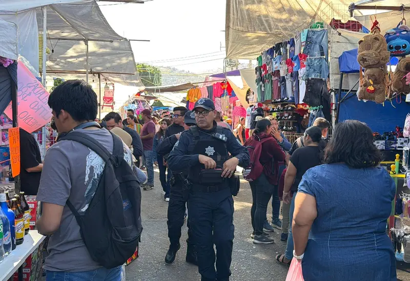 Elementos de seguridad pública refuerzan la vigilancia en las calles de la capital del estado durante el operativo por el Día de Reyes.