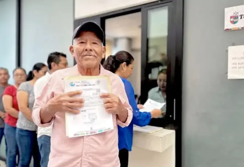 Adultos mayores y personas con discapacidad reciben atención prioritaria en un módulo para la regularización del pago de contribuciones en Ixtaltepec.