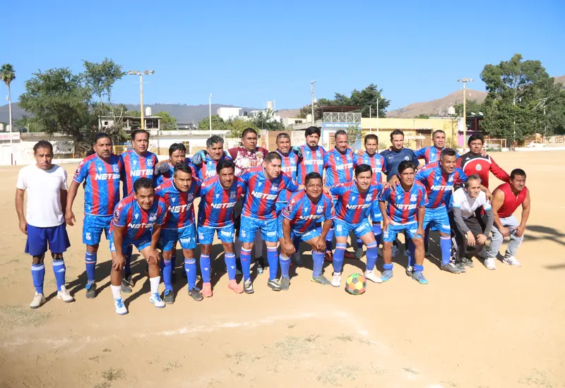 Jugadores de los equipos de Xoxocotlán y Cementerito en acción durante el partido de futbol donde no pudieron hacerse daño y terminaron en empate.