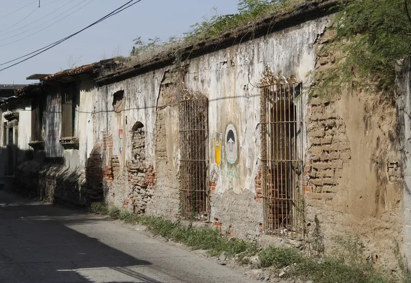 Una construcción histórica, parte del patrimonio edificado de Tehuantepec, que muestra daños estructurales y se encuentra en visible riesgo de colapsar.