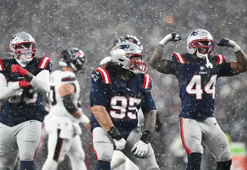 Los jugadores del equipo de los Patriotas llegan a un estadio congelado y con nieve en Denver para la helada final de conferencia.