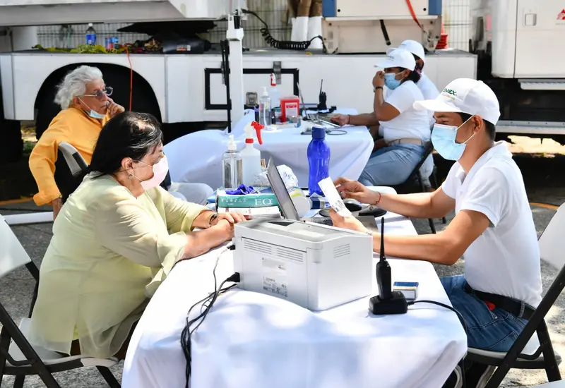 Una Unidad Médica Móvil (UMM) de Pemex ofrece consultas y medicinas gratuitas a pobladores como parte de su programa de apoyo comunitario.