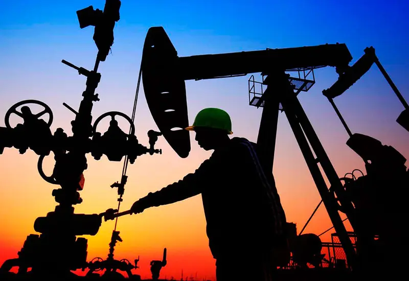 Una torre de extracción de petróleo simbolizando el regreso de Venezuela al mercado energético bajo las nuevas reglas y el control de Estados Unidos.