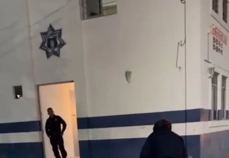 Imagen que muestra a policías de San Jacinto Amilpas cometiendo un presunto abuso de autoridad, acto que fue denunciado por ciudadanos en redes sociales.