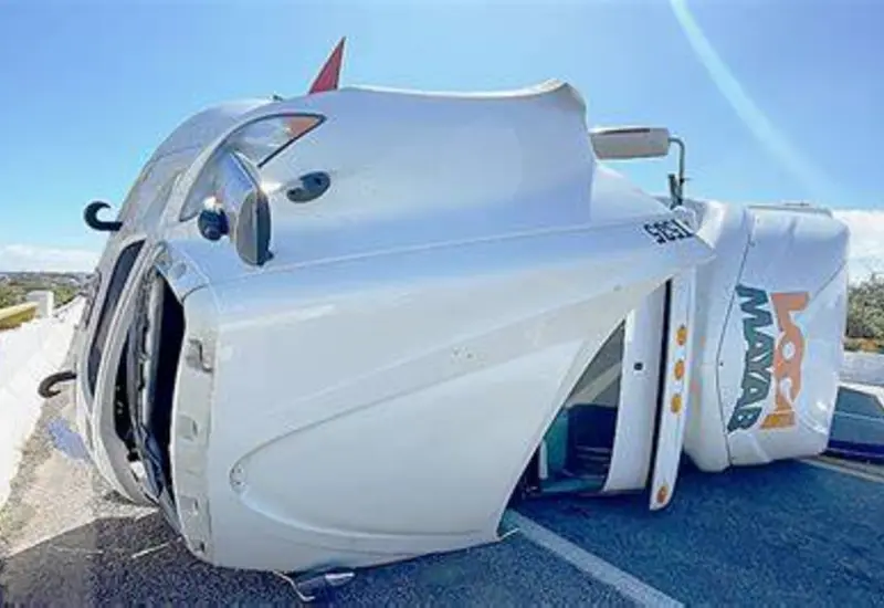 Un camión de carga pesada transita con precaución por una carretera del Istmo ante la alerta por fuertes vientos del Norte.