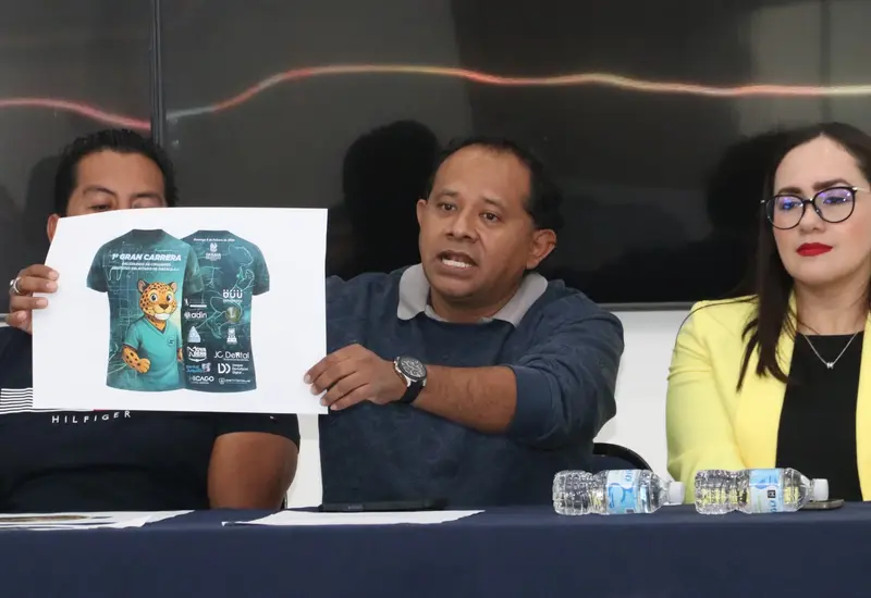 Se presenta el diseño de la playera oficial para la Carrera Atlética del Odontólogo durante la conferencia de prensa del evento deportivo.