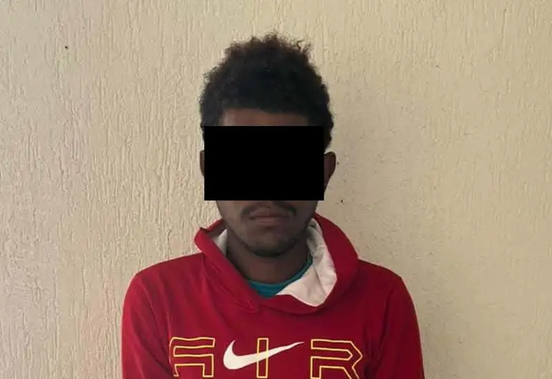 Un hombre, presunto narcomenudista, es fotografiado durante su presentación ante las autoridades, quienes lo vincularon a proceso penal.