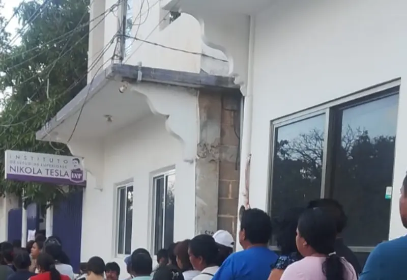 Una casilla de votación con poca afluencia de gente durante el proceso de revocación de mandato, reflejando la baja participación ciudadana.