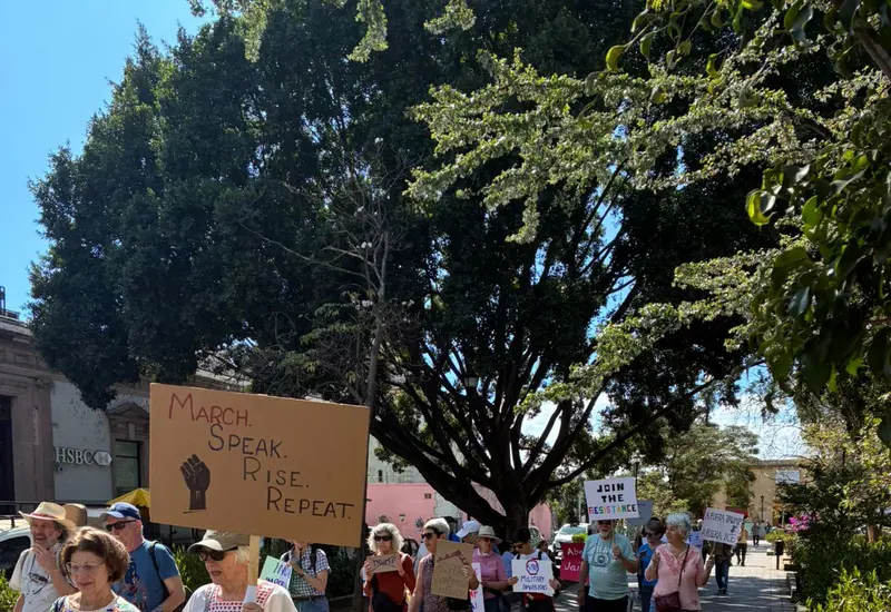 Integrantes de Democrats Abroad se manifiestan en el Paseo Juárez El Llano en protesta por la política migratoria del presidente Donald Trump.