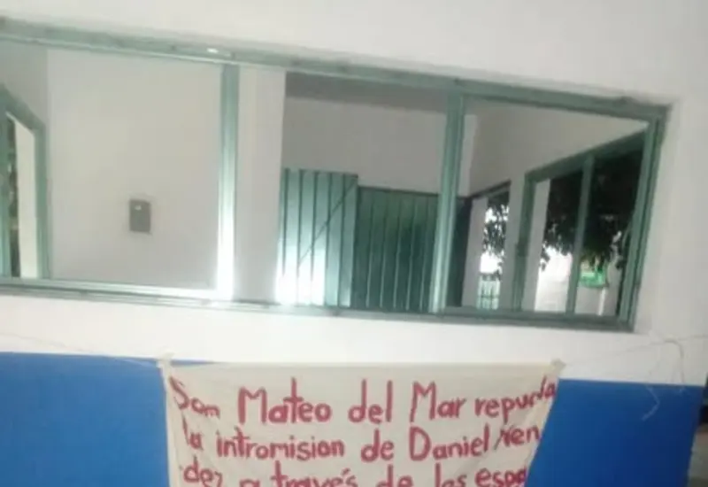 Grupo de ciudadanos durante una protesta en San Mateo del Mar para manifestarse ante el riesgo de ingobernabilidad en el municipio.