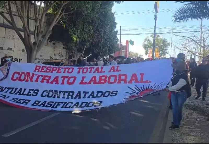 Miembros del sindicato STEUABJO realizan una protesta en Oaxaca para exigir el inicio del proceso de conciliación y un aumento del 100% al salario.
