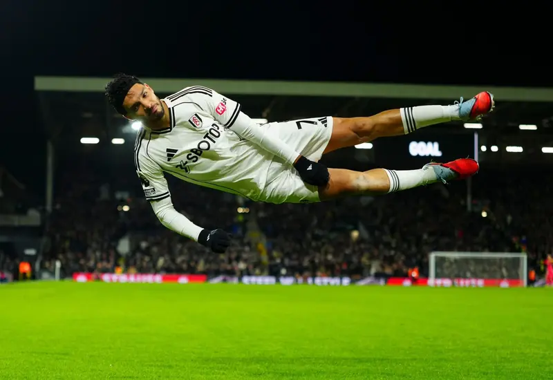 El delantero mexicano Raúl Jiménez celebra efusivamente un gol durante el partido que le dio el triunfo a su equipo, el Fulham.