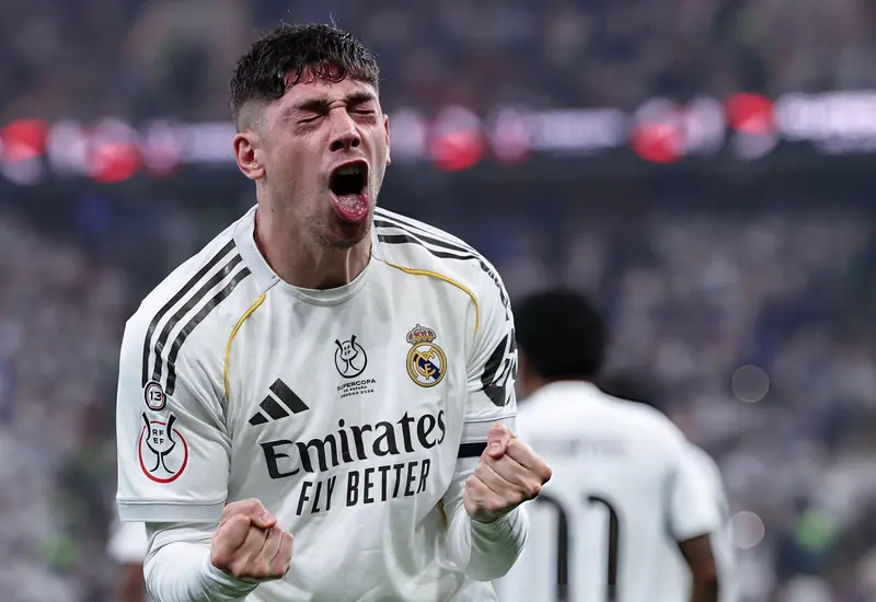 Fede Valverde, jugador del Real Madrid, celebra su gol tempranero que ayudó al equipo a clasificarse como finalista de la competición.