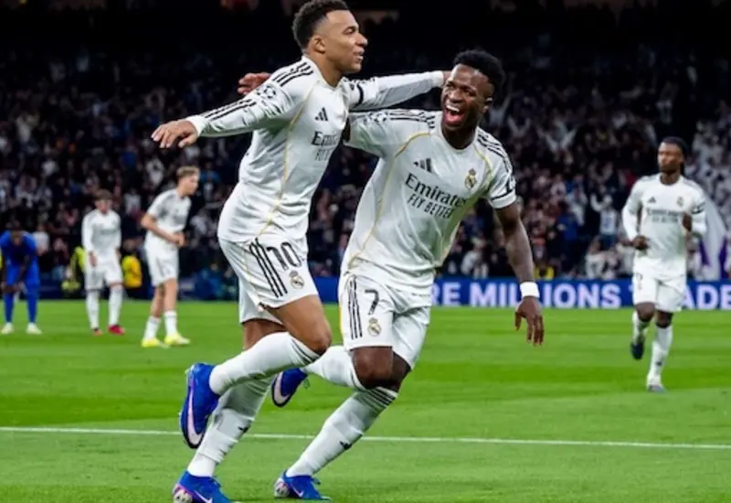 Los jugadores del Real Madrid celebran en el campo, una imagen que representa el fin de su mala racha y su regreso a la victoria.