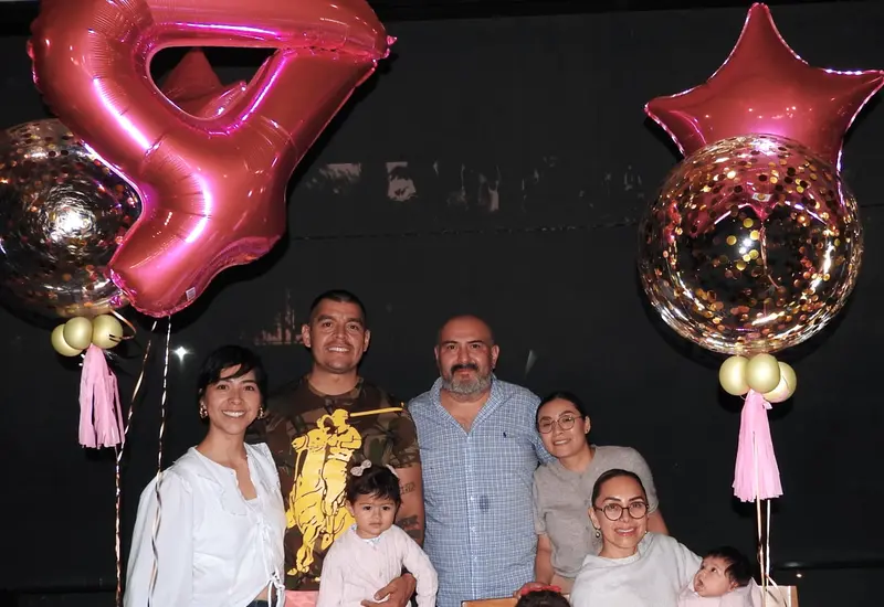 La pequeña Rebeca Acevedo Gómez celebra su cuarto cumpleaños, posando felizmente para una foto rodeada del amor de su familia.