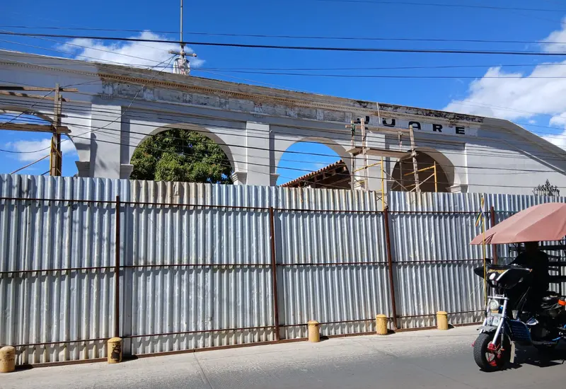 La institución educativa ubicada en el centro histórico de Tehuantepec, cuya reconstrucción presenta retrasos por parte del INAH e INIFED.