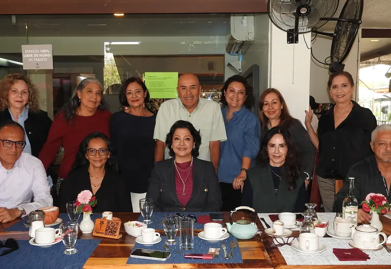 Un grupo de ex-compañeros de preparatoria del Instituto Carlos Gracida posan juntos durante su emotivo reencuentro para celebrar el año nuevo.