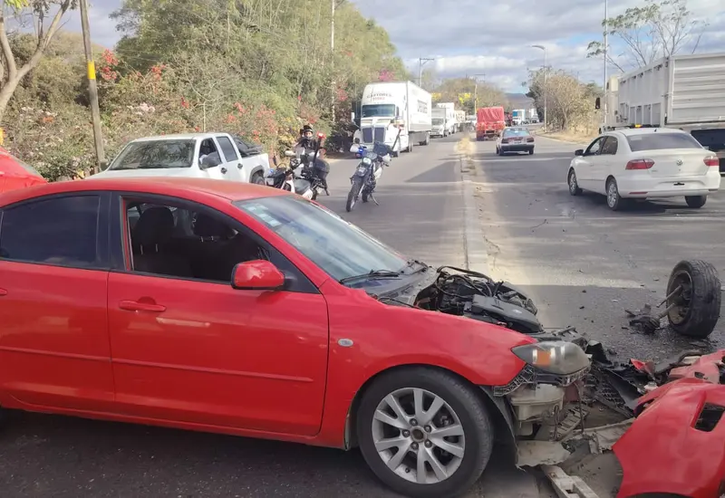 Un automóvil dañado representando el mayor costo que tendrán las aseguradoras para atender siniestros vehiculares debido a la nueva reforma fiscal.
