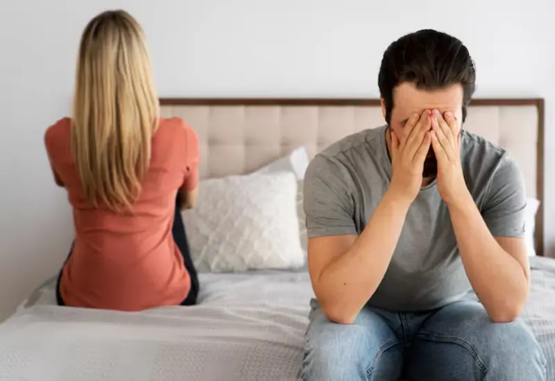 Una pareja dándose la espalda, imagen que representa una relación tormentosa y el triste final causado por una serie de decisiones equivocadas.