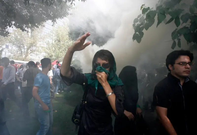 Imagen de los desórdenes en Irán, donde la represión gubernamental ha causado la muerte de 200 personas, según reportan activistas.