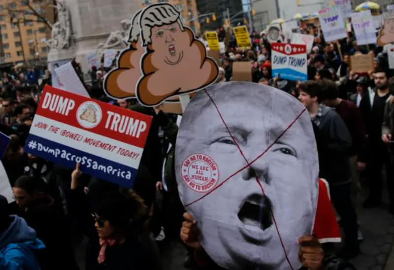 Una multitud de personas se manifiesta en una de las más de 10 mil protestas que marcaron el rechazo al primer año de gobierno de Trump.