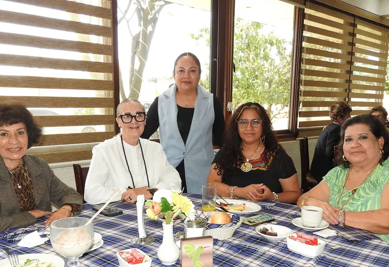 Ceci Rodríguez, Sara Figueroa, Flor de María Saavedra, Virgen Sol Castellanos Toledo y Maricarmen Mondragón posando juntas durante una reunión social.
