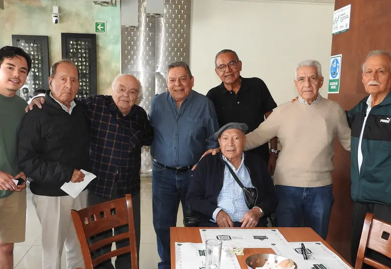Sergio Padilla Guzmán, Herman Méndez Guzmán y amigos posan para una foto de sociales mientras disfrutan de los mejores lugares de la ciudad de Oaxaca.