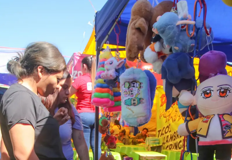 Figuras de los Reyes Magos en un aparador de tienda, simbolizando el reto económico y el aumento de precios de los juguetes este año.