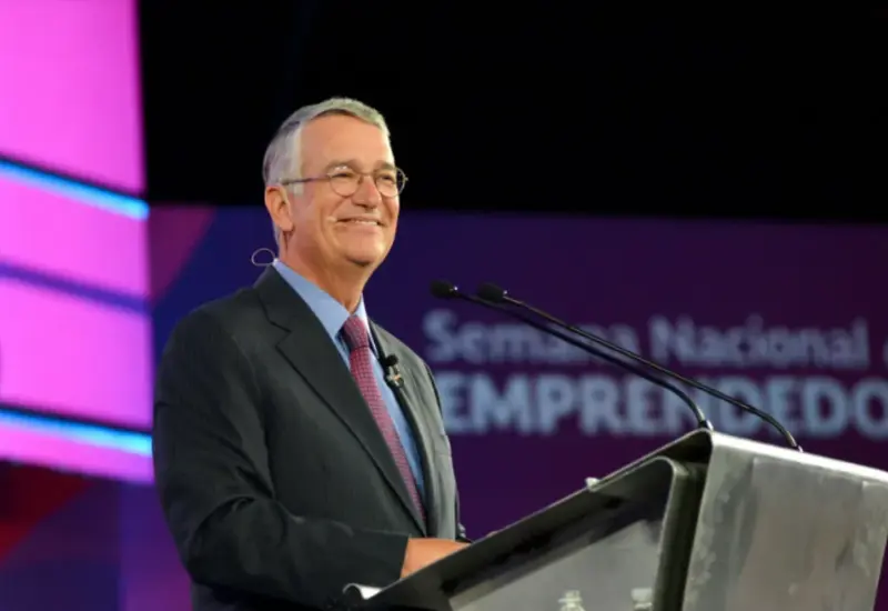 Retrato del empresario Ricardo Salinas Pliego, presidente de Grupo Salinas, quien se presenta en la esfera pública como un perseguido político.