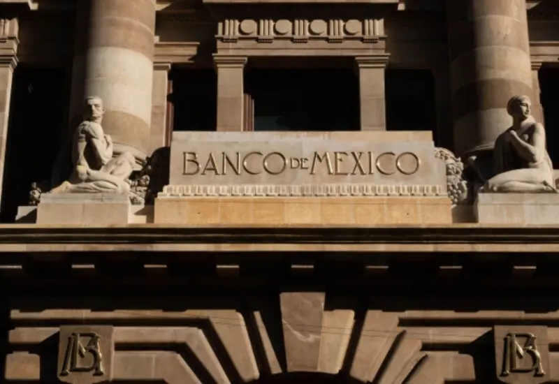 Una gráfica económica que ilustra la salida de capitales extranjeros de México, rompiendo una racha positiva de tres años consecutivos de entradas.
