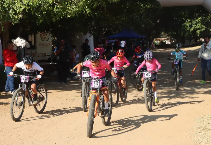 Un grupo de niños ciclistas en la línea de salida durante la carrera de MTB infantil para la categoría de 9 a 10 años.