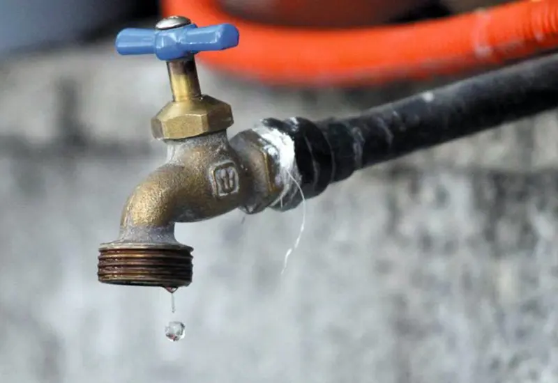 Una advertencia sobre los posibles cortes en el servicio de agua potable por parte de SAPA para los usuarios que no regularicen sus pagos.