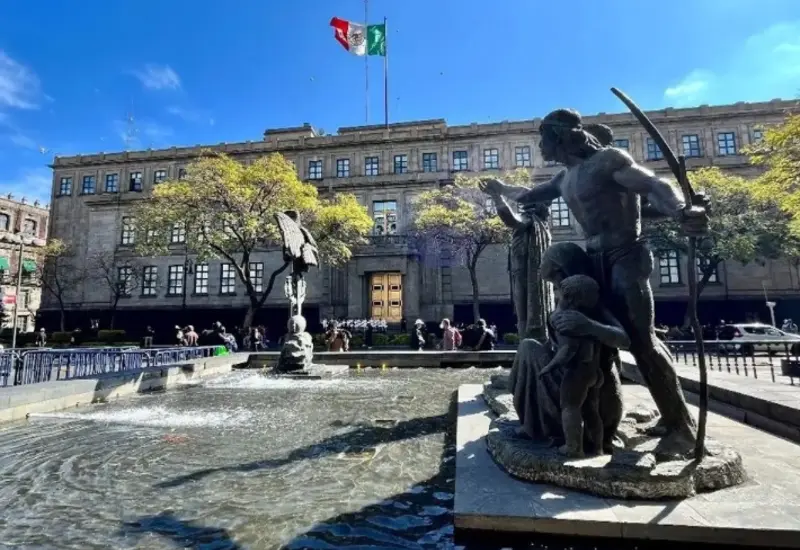 La Suprema Corte de Justicia de la Nación (SCJN), cuya norma exigía autorización previa para manifestaciones, ha invalidado dichos requisitos para protestas.