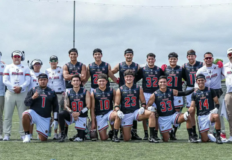 La Selección Mexicana Varonil de Flag Football posa para una foto de equipo, representando a México durante los eventos del Super Bowl.