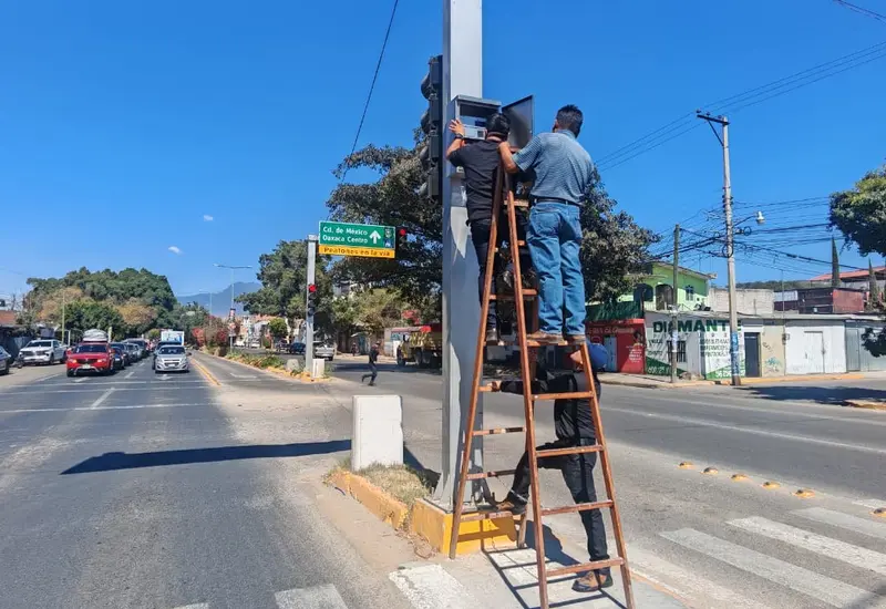 Los semáforos de la Carretera 175, a la altura de San Agustín, operan de forma intermitente en color ámbar como medida vial temporal.