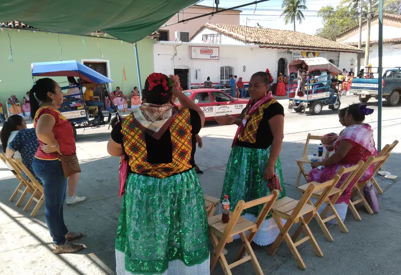 Las shelashuanas, esposas de los shuanas o autoridades morales, participan en su tradicional 'reconocida', una celebración viva previa a la Cuaresma.
