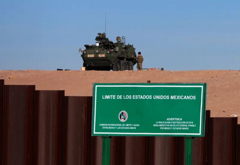 Soldados de Estados Unidos a bordo de tanquetas militares patrullan la zona fronteriza entre Ciudad Juárez, Chihuahua, y Santa Teresa, Nuevo México.