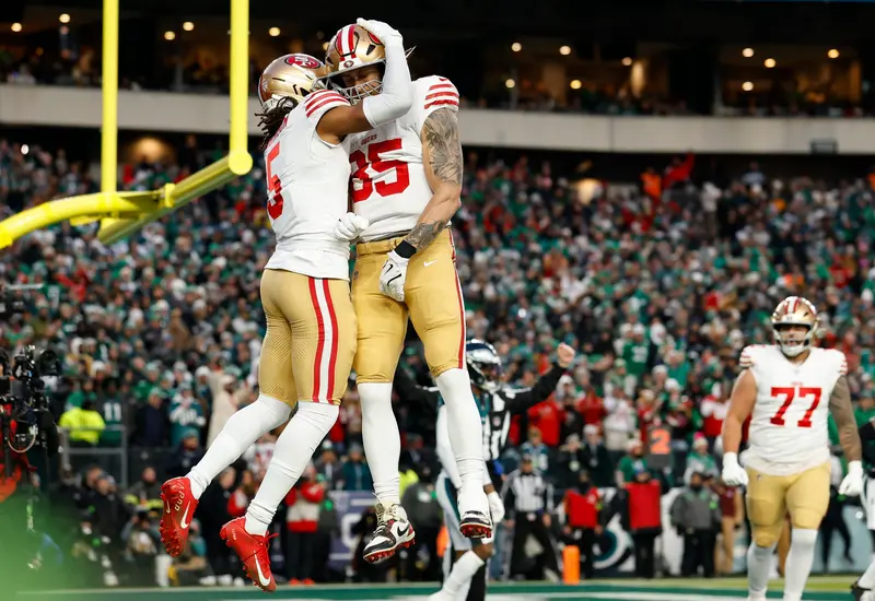 Los 49ers de San Francisco celebran su reñida victoria tras eliminar al equipo campeón, Filadelfia, en un emocionante partido de futbol americano.